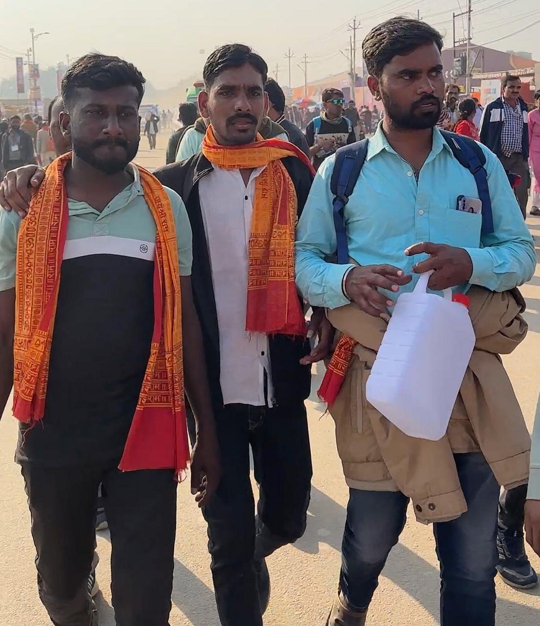 महाकुंभ में अपने दोस्तों संग यूपी के ऐटा से आए हरीश (फोटो: पवन नौटियाल)