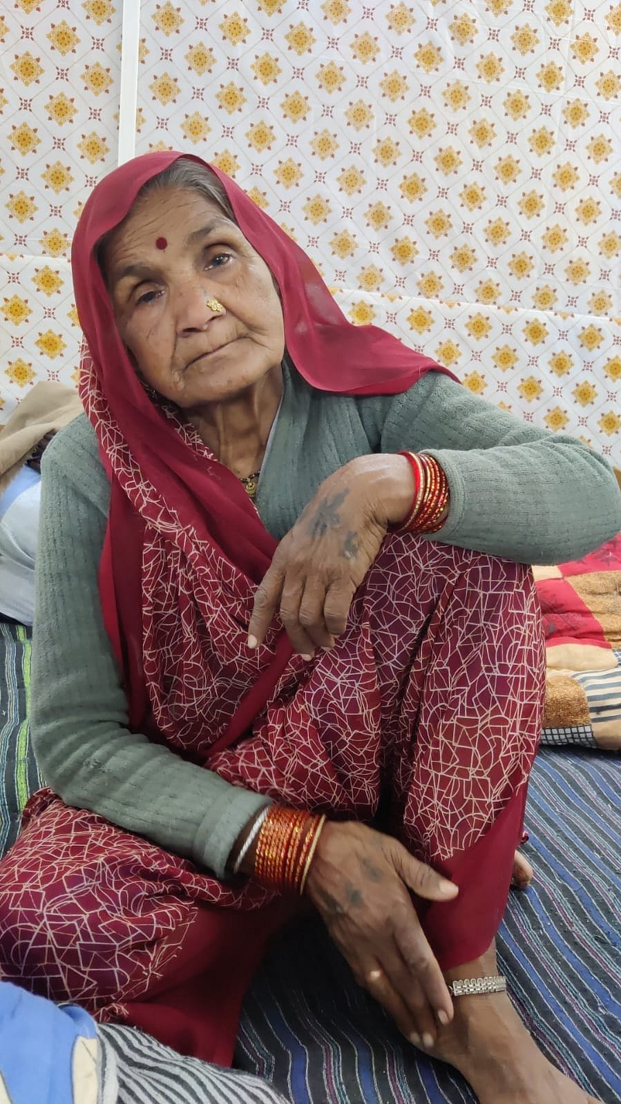 दमोह की दुर्गाबाई को सता रहा अपनों के खोने का डर (फोटो: नवजीवन)