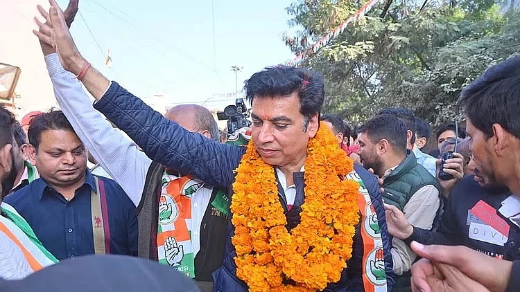 दिल्ली कांग्रेस अध्यक्ष देवेंद्र यादव बादली विधानसभा क्षेत्र में प्रचार के दौरान (फोटो सौजन्य - दिल्ली प्रदेश कांग्रेस कमेटी)