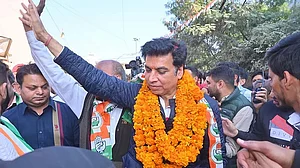 दिल्ली चुनाव: देवेंद्र यादव को बादली सीट से जीत की उम्मीद, आप की छवि पर सवाल, बीजेपी का फोकस ध्रुवीकरण पर