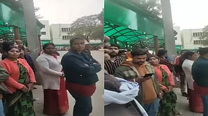 महाकुंभ भगदड़: 'दुखद समाचार! पोस्टमार्टम हाउस के बाहर लाइन लगाए खड़े हैं परिजन, नहीं दिया जा रहा शव'