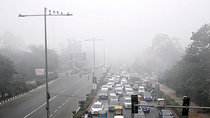दिल्ली में वायु गुणवत्ता ‘बहुत खराब’ श्रेणी में पहुंची, घने कोहरे के कारण येलो अलर्ट जारी