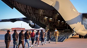 भारतीय अप्रवासियों के साथ अमानवीय व्यवहार: इंडियन ओवरसीज कांग्रेस ने यूपी के राज्यपाल को सौंपा ज्ञापन