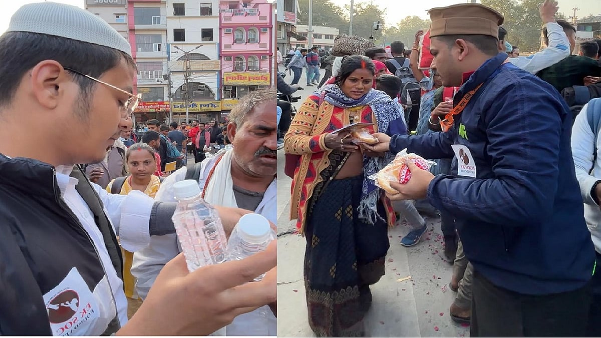 अहमद नवाज (दाएं) अपने साथी संग प्रयागराज आए श्रद्धालुओं को खाने पीने का सामान बांटते हुए (फोटो: नवजीवन)