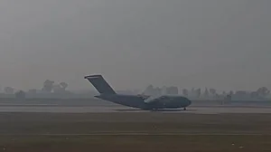 अमेरिका से डिपोर्ट किए गए अवैध प्रवासी भारतीयों का विमान अमृतसर पहुंचा, 104 लोग थे सवार