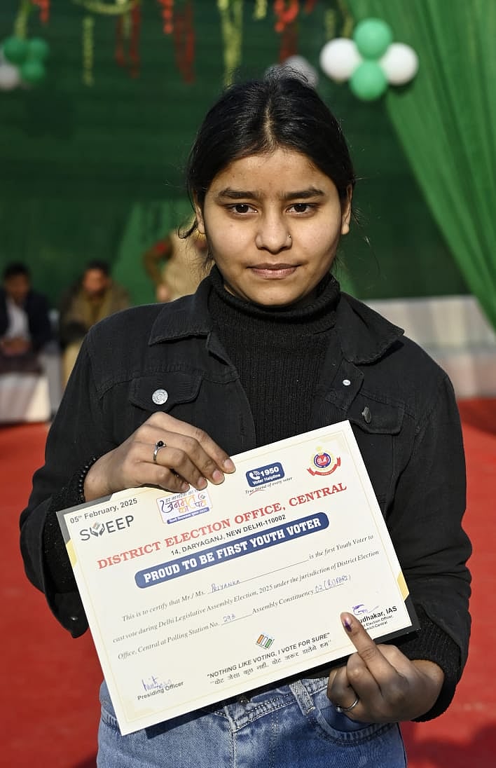 दिल्ली विधानसभा चुनाव: इन मुद्दों पर फर्स्ट टाइम वोटर कर रहे मतदान, किसी ने कहा बदलाव तो किसी की नौकरी की बात