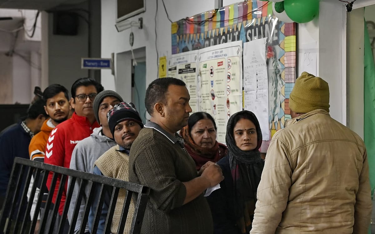 दिल्ली विधानसभा चुनाव: इन मुद्दों पर फर्स्ट टाइम वोटर कर रहे मतदान, किसी ने कहा बदलाव तो किसी की नौकरी की बात