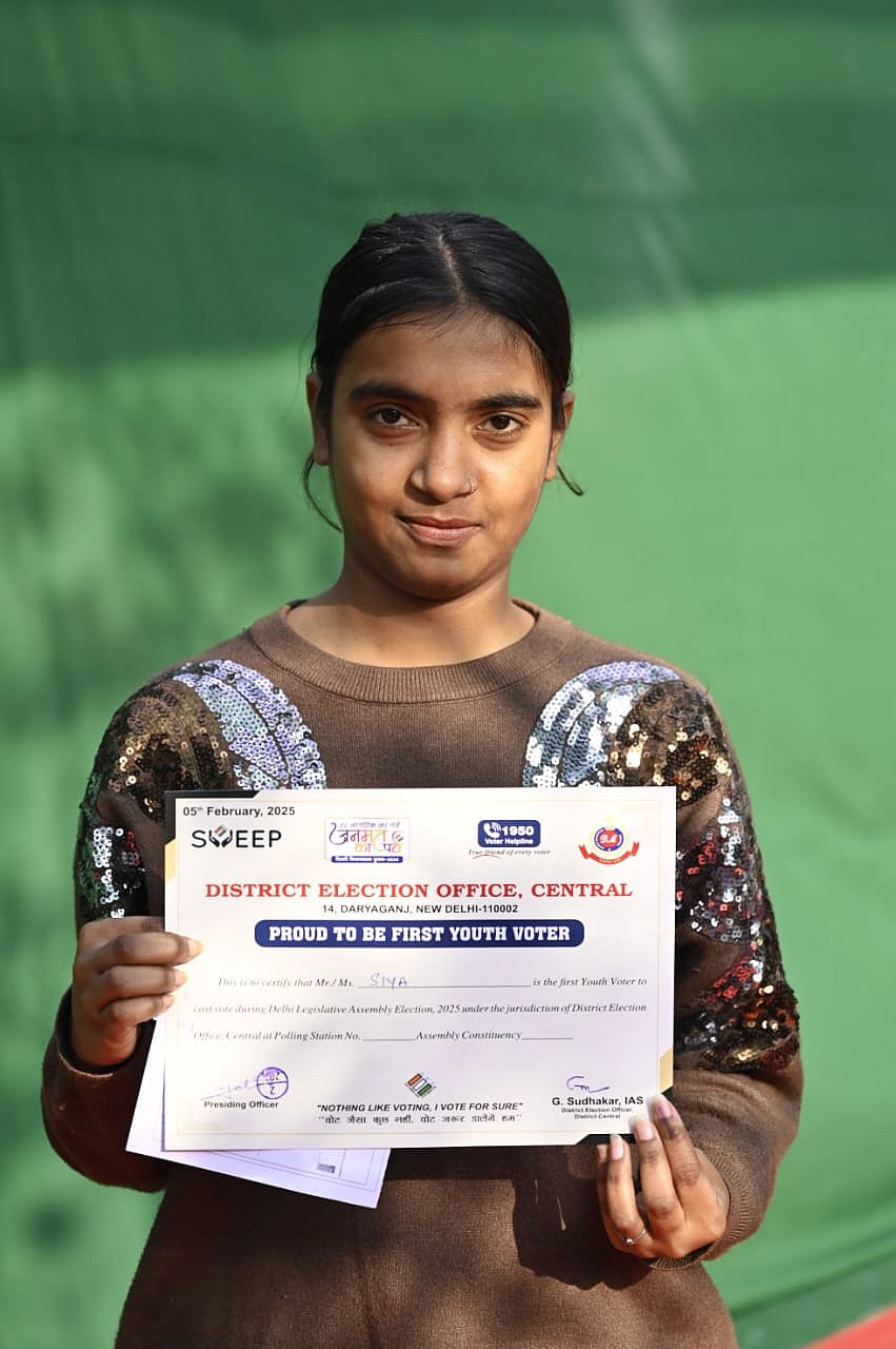 दिल्ली विधानसभा चुनाव: इन मुद्दों पर फर्स्ट टाइम वोटर कर रहे मतदान, किसी ने कहा बदलाव तो किसी की नौकरी की बात