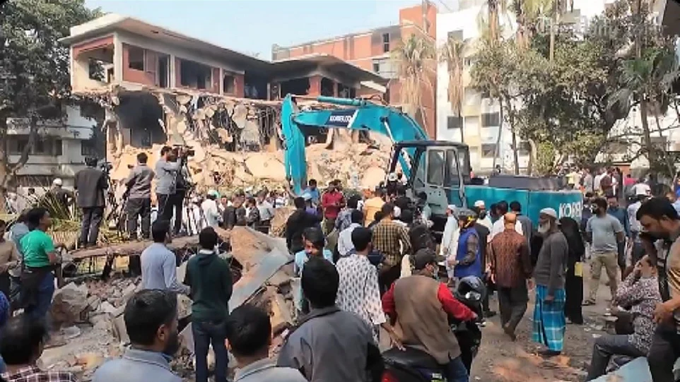बांग्लादेश में प्रदर्शनकारियों ने शेख मुजीब के घर पर चलाया बुलडोजर, रात में तोड़फोड़ के बाद लगा दी थी आग