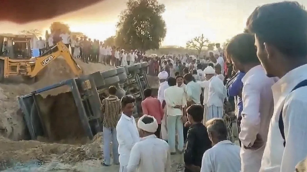गुजरात के बनासकांठा में मजदूरों पर गिरा रेत से भरा ट्रक, एक बच्चे और तीन महिलाओं की दबकर मौत