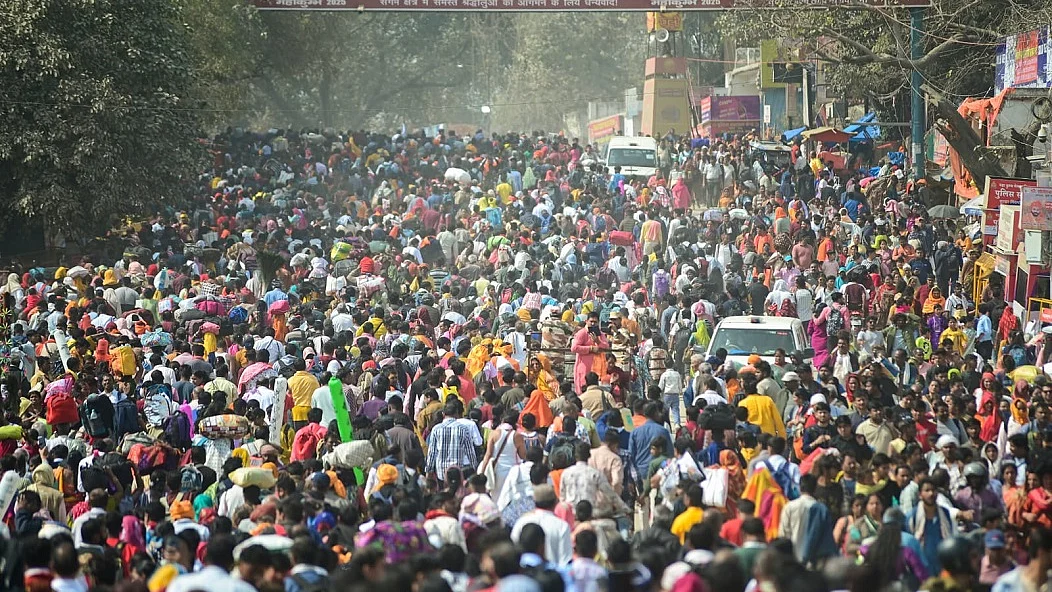 महाकुंभ नगर की ओर जाने वाली सारी सड़कें जाम, काशी और अयोध्या में भी मुश्किल हालात, श्रद्धालुओं का बुरा हाल