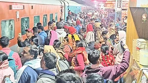 बिहार: भीड़ के कारण ट्रेन में नहीं चढ़ पाने से आक्रोशित लोगों ने ट्रेन के एसी कोच के शीशे तोड़े, जा रहे थे कुंभ