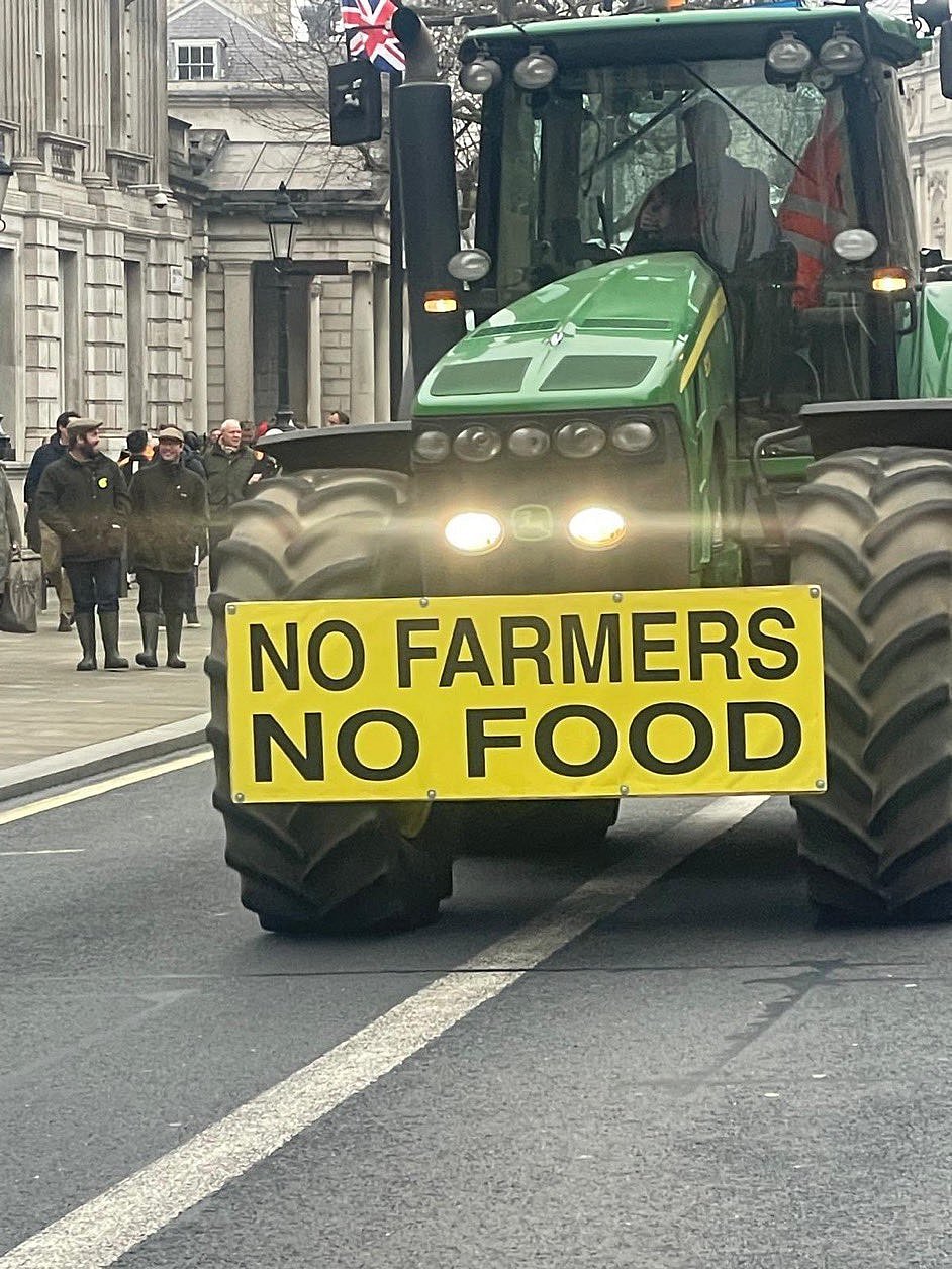 लंदन में 'ट्रैक्टर प्रदर्शन', आखिर क्यों सड़कों पर उतरे ब्रिटेन के किसान?
