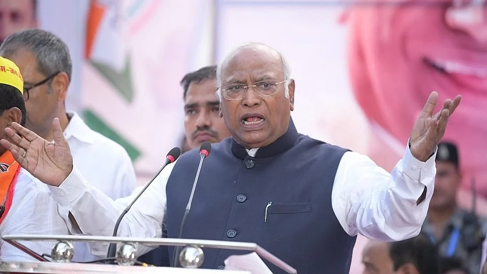 पीएम मोदी ने सफाई के नाम पर मां गंगा से केवल धोखा किया, पैसे तो खूब जुटाए, पर खर्च नहीं कियाः खड़गे