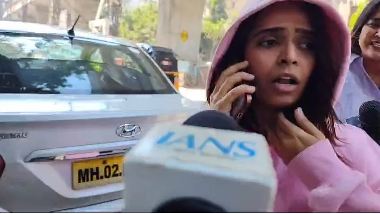  पुलिस स्टेशन पहुंची अपूर्वा मुखीजा