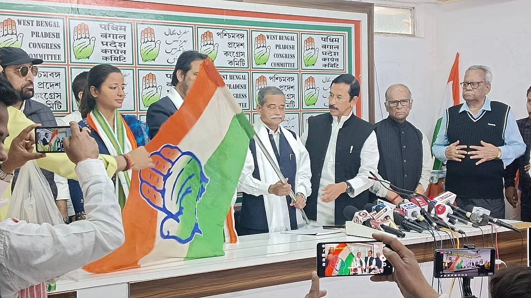 पश्चिम बंगालः टीएमसी को बड़ा झटका, पूर्व राष्ट्रपति के बेटे अभिजीत मुखर्जी ने कांग्रेस में की वापसी