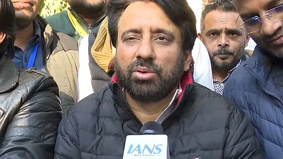 अमानतुल्लाह खान ने आरोप लगाया कि कुछ लोग उन्हें भगोड़ा साबित करने की कोशिश कर रहे हैं।