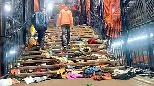 नयी दिल्ली स्टेशन भगदड़: अचानक 12 नबंर प्लेटफार्म की ट्रेन 16 नंबर पर आने की घोषणा से मची भगदड़- चश्मदीद
