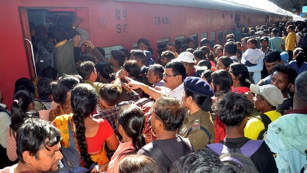 नई दिल्ली रेलवे स्टेशन पर प्लेटफॉर्म टिकट की बिक्री बंद, भगदड़ में कई लोगों की मौत के बाद फैसला