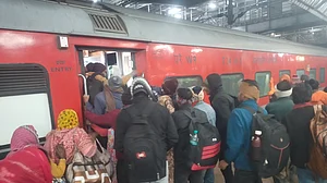 यूपी: कुंभ विशेष ट्रेन में दरवाजा नहीं खुलने से हंगामा, नाराज यात्रियों ने की तोड़फोड़, खिड़कियों के शीशे तोड़े