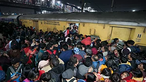 नई दिल्ली रेलवे स्टेशन पर भगदड़ के बाद अलर्ट पर रेलवे प्रशासन, कड़ी की सुरक्षा, यात्रियों की भीड़ बढ़ी