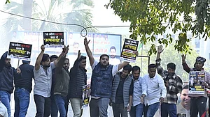 दिल्ली स्टेशन पर भगदड़ की घटना के खिलाफ यूथ कांग्रेस ने किया प्रदर्शन, रेल मंत्री का पुतला फूंका, मांगा इस्तीफा