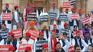 UP Budget Session: बजट सत्र से पहले सपा का जोरदार प्रदर्शन, कुंभ समेत कई मुद्दों पर सरकार को घेरा