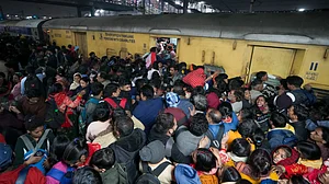 नई दिल्ली रेलवे स्टेशन भगदड़ मामला: हादसे के कारणों पर विरोधाभासी दावे, विशेषज्ञों ने स्वतंत्र जांच की मांग की