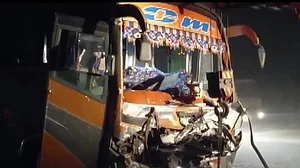 महाकुंभ जा रही बस सड़क किनारे खड़े ट्रक से टकराई, एक व्यक्ति की मौत, 18 लोग घायल