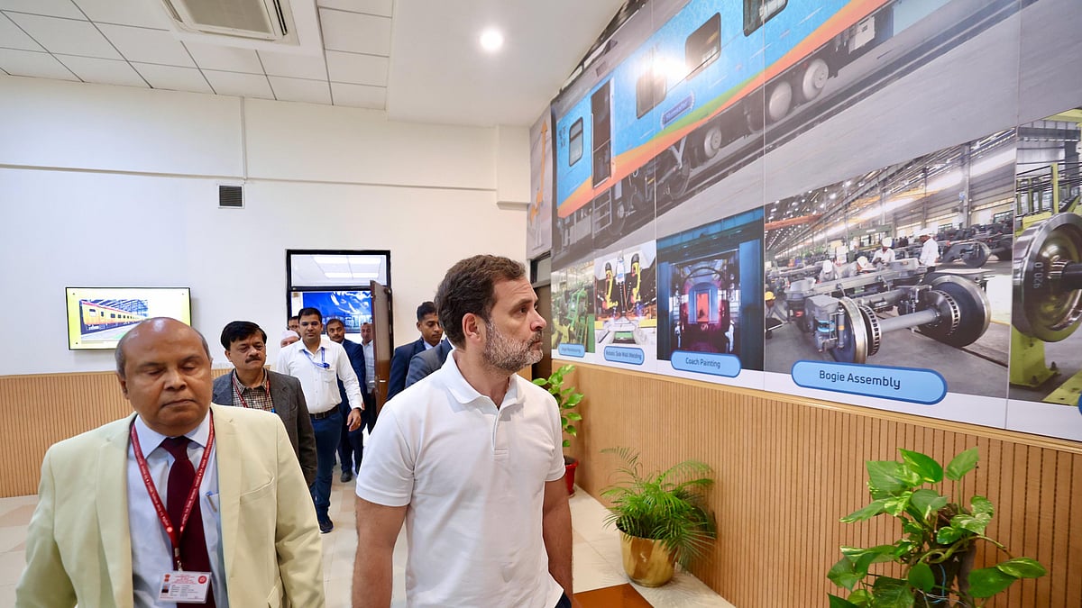 राहुल गांधी ने रायबरेली में रेल कोच फैक्ट्री का किया निरीक्षण