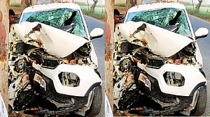 यूपी के बलिया में भीषण सड़क हादसा, बेकाबू होकर पेड़ से टकराई कार, दो युवकों की मौत, 5 घायल