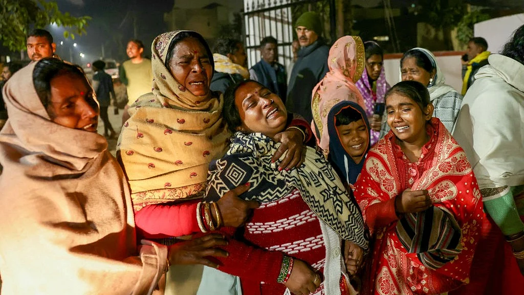 मबाकुंभ में 30 जनवरी को मची भगदड़ में अपने परिजनों को गंवाने वाली विलाप करती महिलाएं (फोटो : Getty Images))