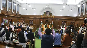'बिना मंजूरी के लिए गए फैसले, खामियों को लेकर जिम्मेदारी तय करना जरूरी', केजरीवाल की शराब नीति पर कैग