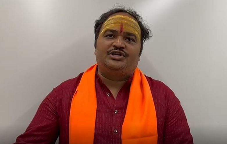 महाराष्ट्र: पुणे में खड़ी बस में महिला से रेप, आनंद दुबे ने फडणवीस सरकार पर साधा निशाना