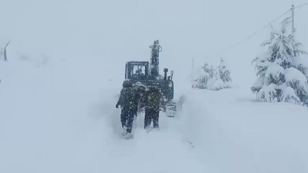 उत्तराखंड में हिमस्खलन में फंसे 57 मजूदरों में से 32 को बचाया गया, 25 लोगों को बचाने का अभियान जारी