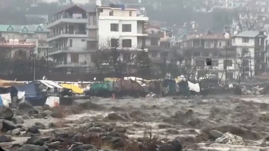 हिमाचल प्रदेश में भारी हिमपात और बारिश से भूस्खलन, कई प्रमुख सड़कें बंद, लोगों को अलर्ट जारी किया गया