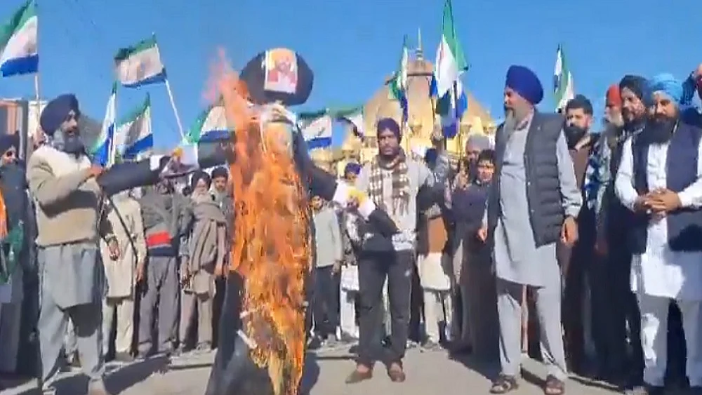 चंडीगढ़ जा रहे किसानों को जगह-जगह रोका गया, कई हिरासत में, विरोध में सीएम भगवंत मान का पुतला फूंका