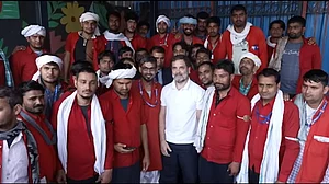 राहुल गांधी ने नई दिल्ली स्टेशन पर लोगों की जान बचाने वाले कुलियोंं से की मुलाकात, उनकी आवाज उठाने का किया वादा