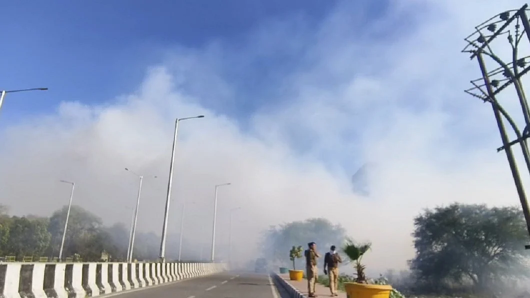 नोएडा के डंपिंग यार्ड में लगी आग पर काबू पाने की चुनौती, तेज हवा और 40 फीट गड्ढे में भरे वेस्ट ने बढ़ाई मुश्किलें