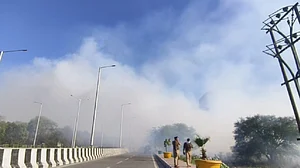 नोएडा के डंपिंग यार्ड में लगी आग पर काबू पाने की चुनौती, तेज हवा और 40 फीट गड्ढे में भरे वेस्ट ने बढ़ाई मुश्किलें