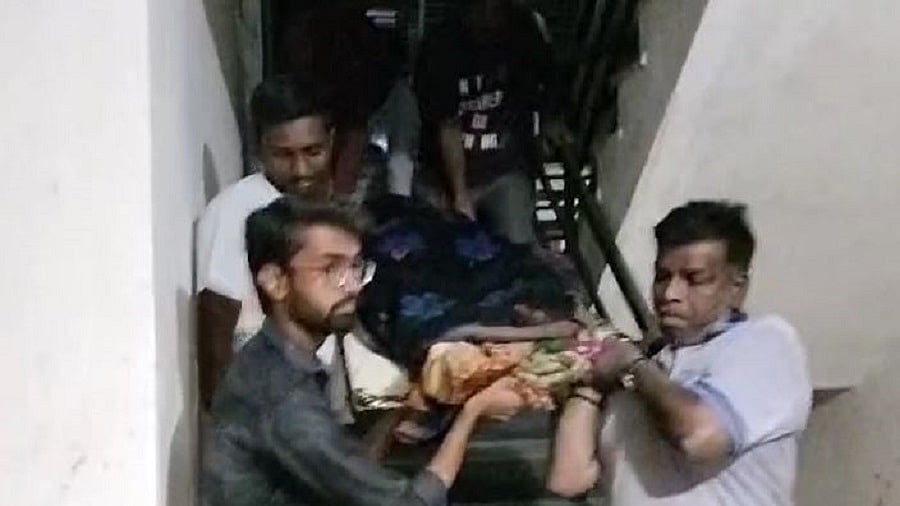 गुजरात में कर्ज में डूबे व्यक्ति ने पत्नी और बेटे को मारकर आत्महत्या का प्रयास किया, जांच में जुटी पुलिस