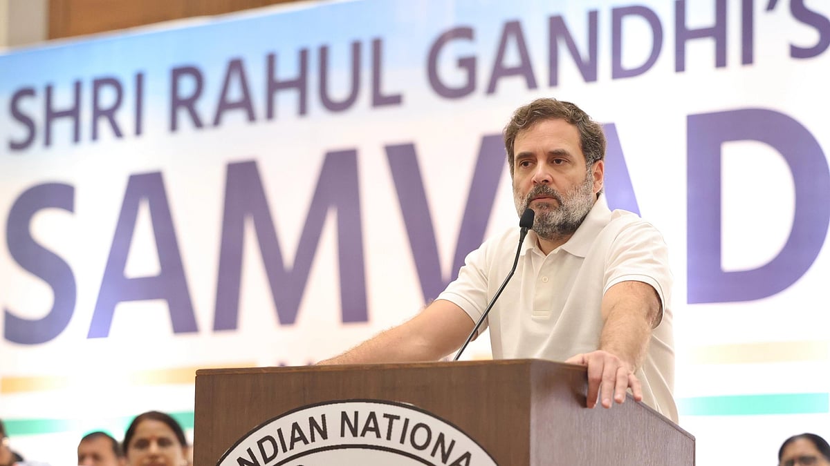 अहमदाबाद में आयोजित कार्यकर्ता संवाद कार्यक्रम को संबोधित करते राहुल गांधी