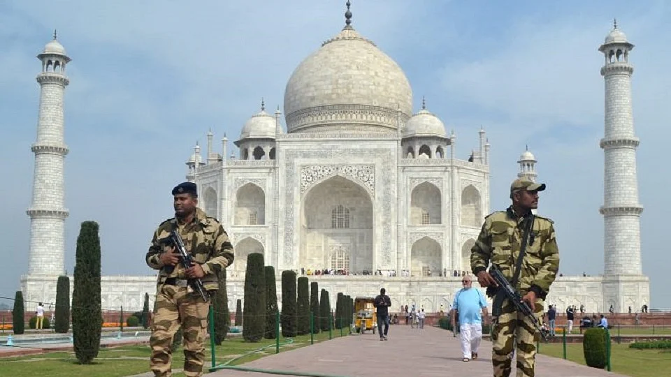 सरकार ने ताज महल में रिसाव की बात स्वीकारी, ऐतिहासिक धरोहरों के प्रति संवदेनशील होने की बात कही