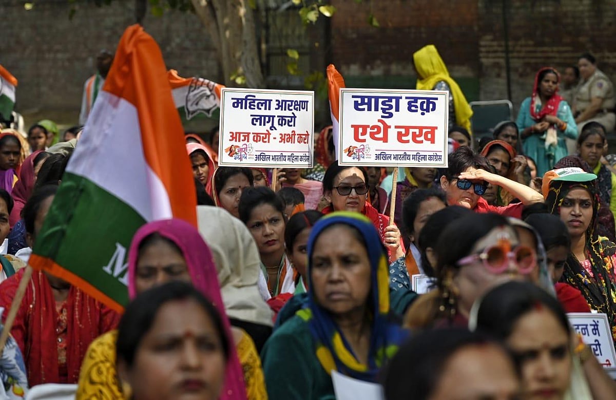 दिल्ली के जंतर-मंतर पर महिला कांग्रेस का प्रदर्शन, अलका लांबा बोलीं- 33 प्रतिशत महिला आरक्षण कराएंगे लागू