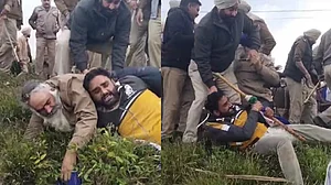 पंजाब के गुरदासपुर में पुलिस और किसानों में जबरदस्त झड़प, 7 घायल, एक्सप्रेस-वे के लिए जमीन जबरन छीनने का आरोप