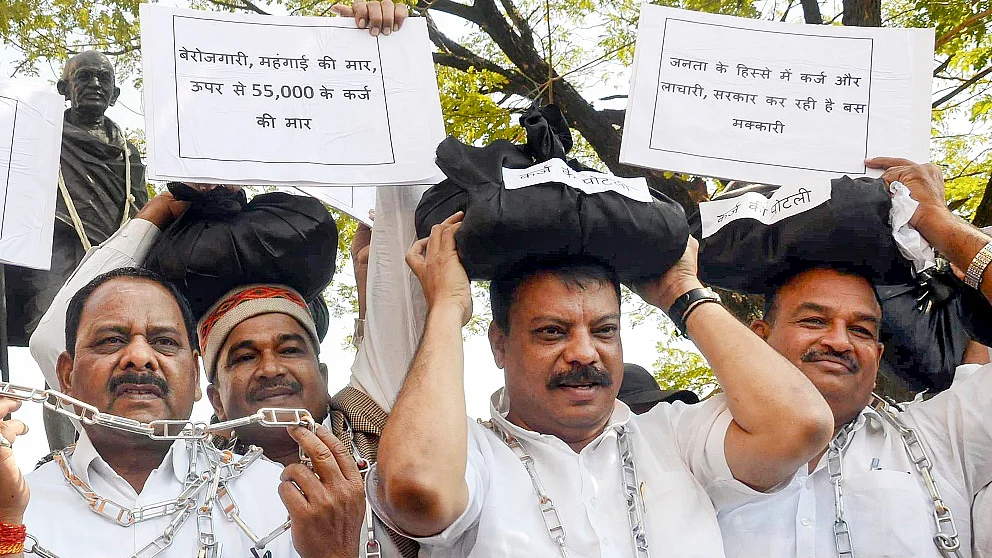MP में कांग्रेस विधायकों ने सिर पर कर्ज की गठरी, शरीर पर बेड़ियां बांधकर किया प्रदर्शन, बजट से पहले सरकार को घेरा