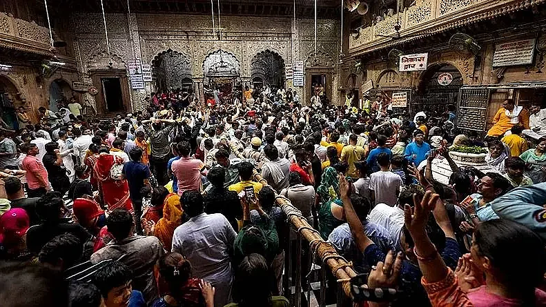 बांकेबिहारी मंदिर के सेवायतों का मुस्लिम कारीगरों पर प्रतिबंध लगाने से इनकार