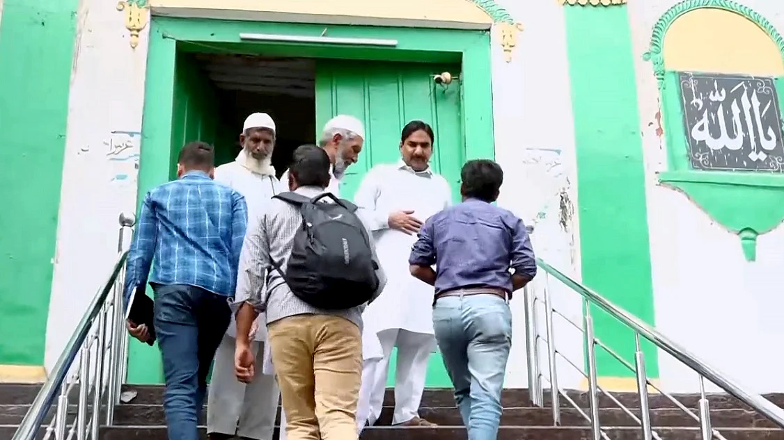 ASI की टीम संभल में शाही जामा मस्जिद पहुंची, रंगाई-पुताई से पहले किया सर्वे, माप और आकलन के बाद लौटी टीम