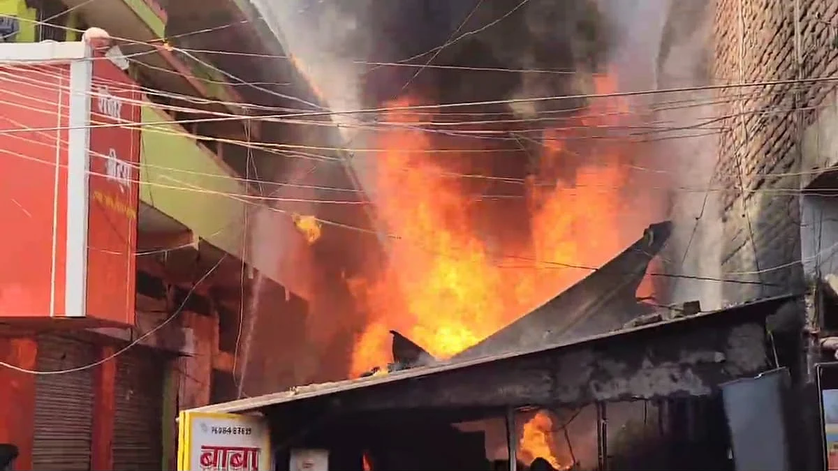 बिहारशरीफ के अंबेर में रुई दुकान में लगी भीषण आग