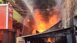 बिहारशरीफ के अंबेर में रुई दुकान में लगी भीषण आग, होटल और बैंक भी चपेट में, लाखों का नुकसान